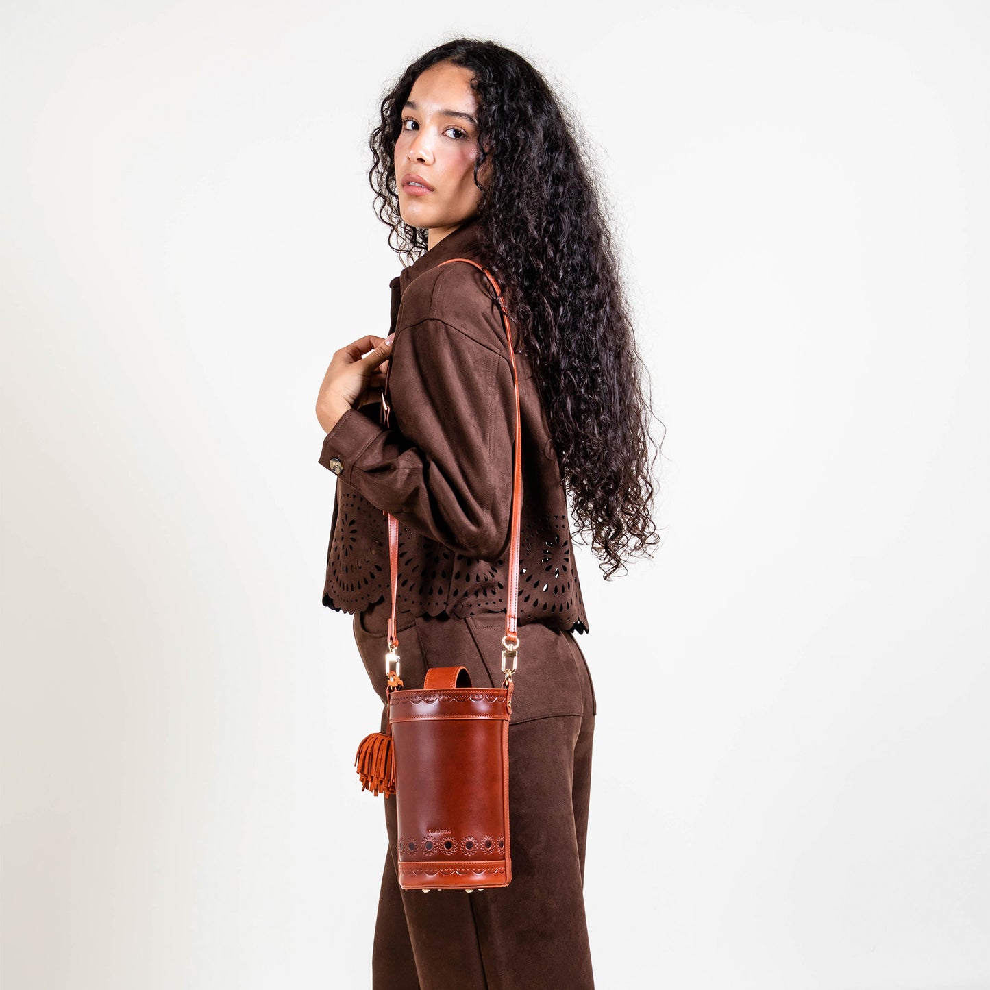 CROSSBODY BUCKET ARCILLA