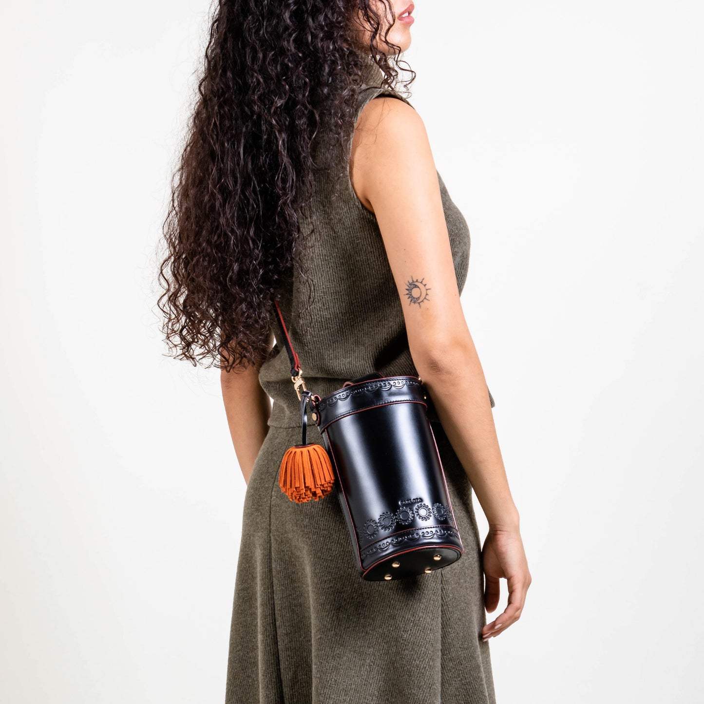 CROSSBODY BUCKET NEGRO