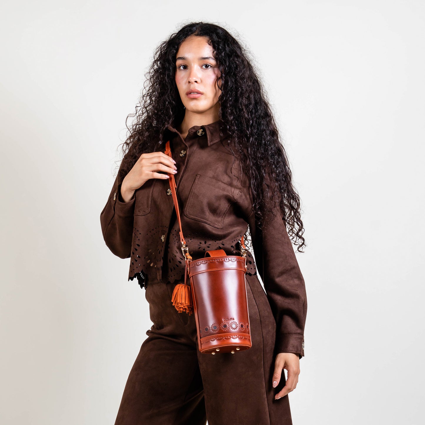 CROSSBODY BUCKET ARCILLA