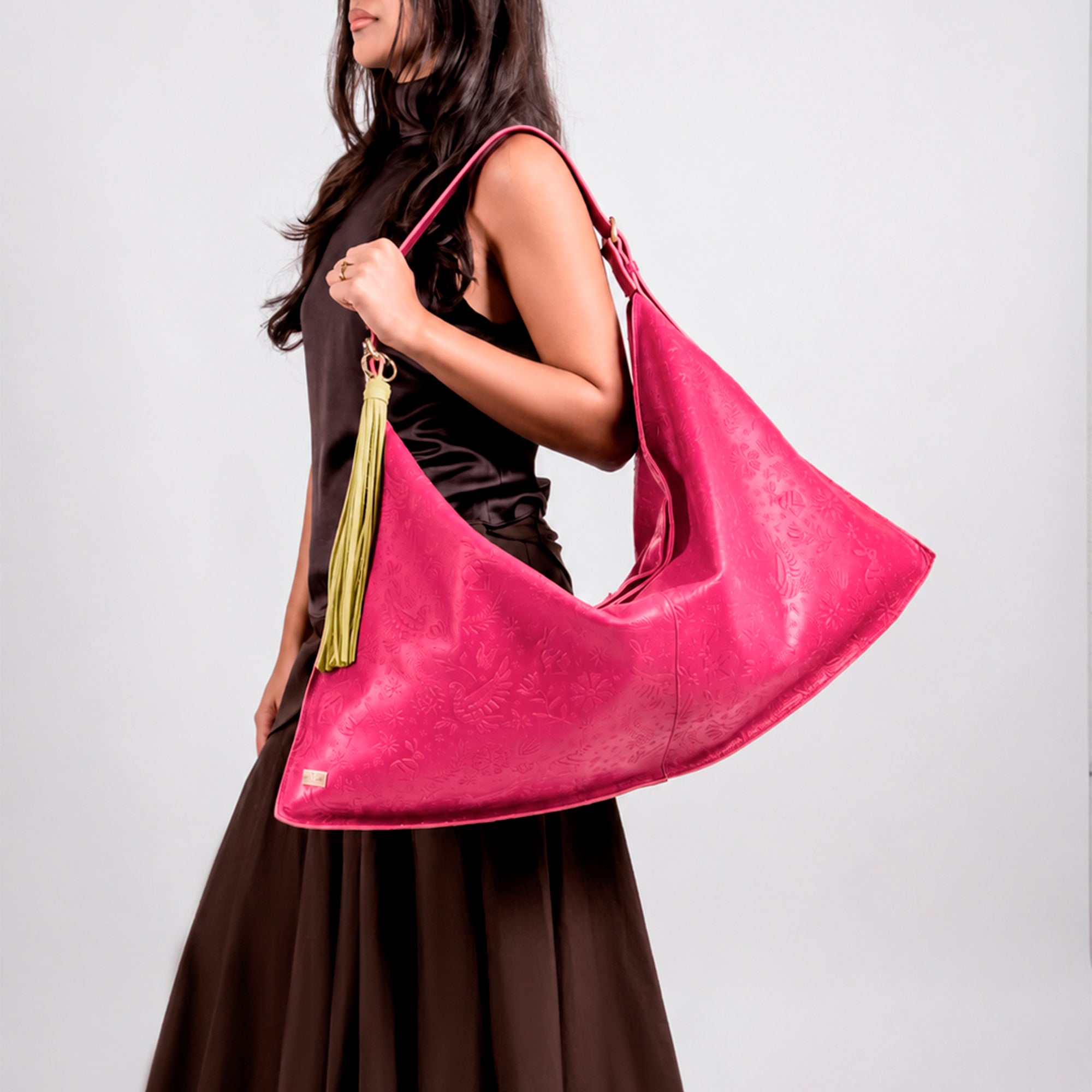 HOBO XL GRABADO FUCSIA